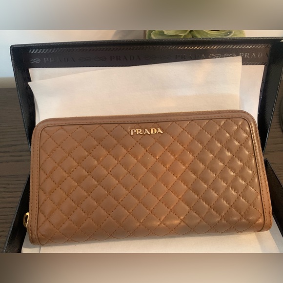 EUC Prada Soft Calf Quilted Zippy Wallet w/ Original Box, Tissue and COA! - Picture 4 of 14